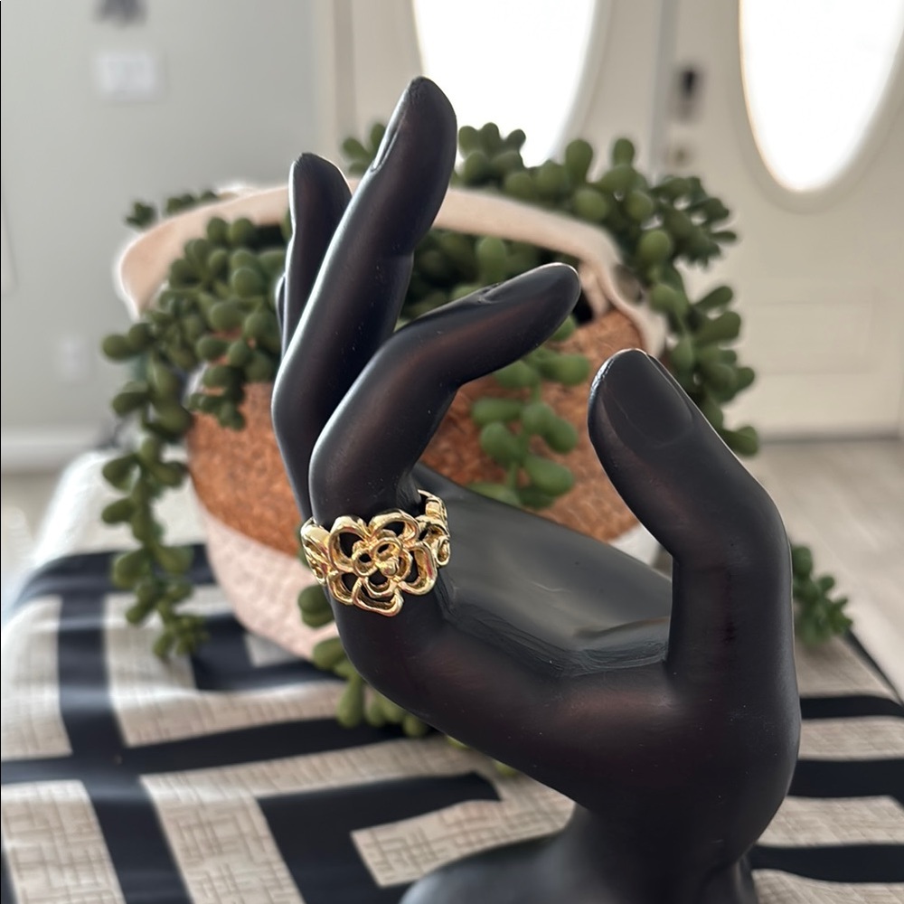 Size 7 Gold Camellia Flower Ring - Picture 1 of 3